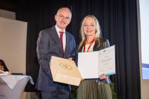 Pressepreis der ÖGP (V.l.n.r. Prim. Univ.-Prof. Dr. Bernd Lamprecht, Elke Weiss) 